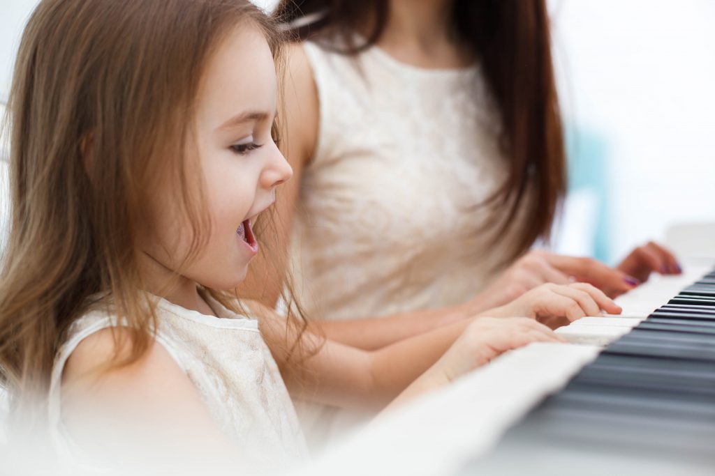 Famiglia durante un momento di ascolto condiviso
