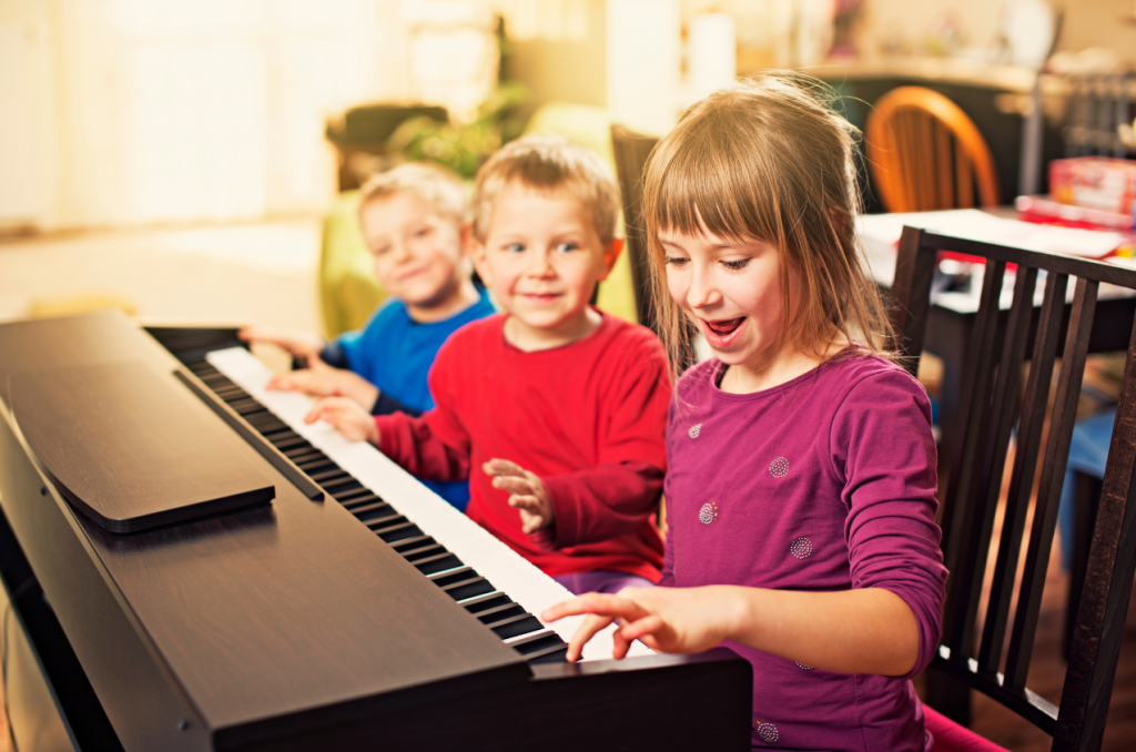 Bambino al pianoforte
